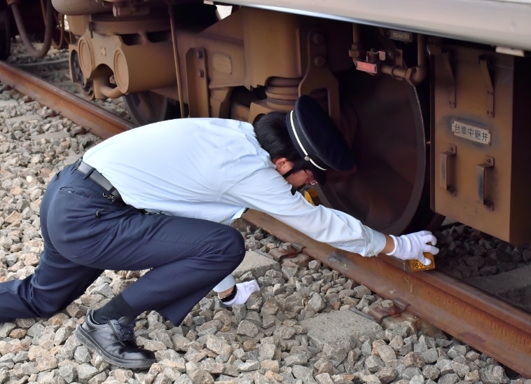 運転士による床下点検