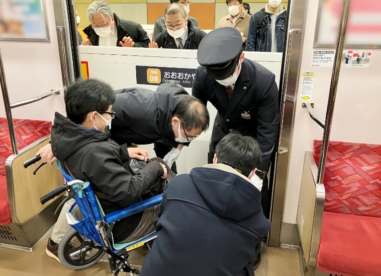 要介助者を含む車内のお客さまの避難誘導訓練